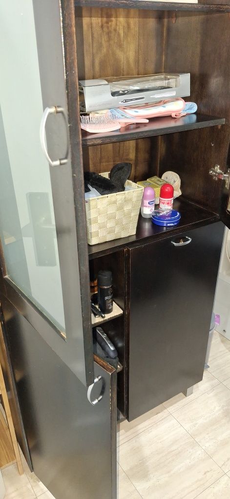 Móvel de casa de banho com cesto de roupa