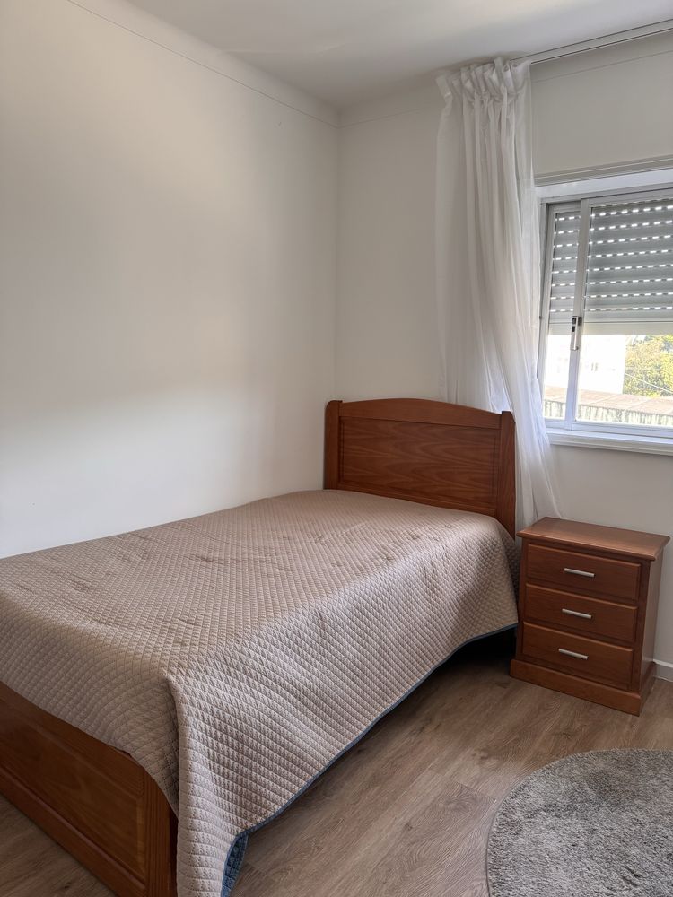 Vendo cama de solteiro + colchão + mesa de cabeceira