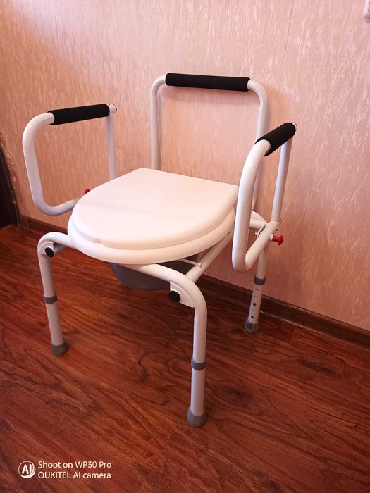 Стілець-туалет із регульованими  відкидними підлокітниками-стан новий.
