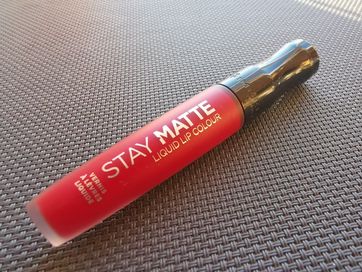 Czerwona pomadka Rimmel Stay Matte 500 Fire Starter