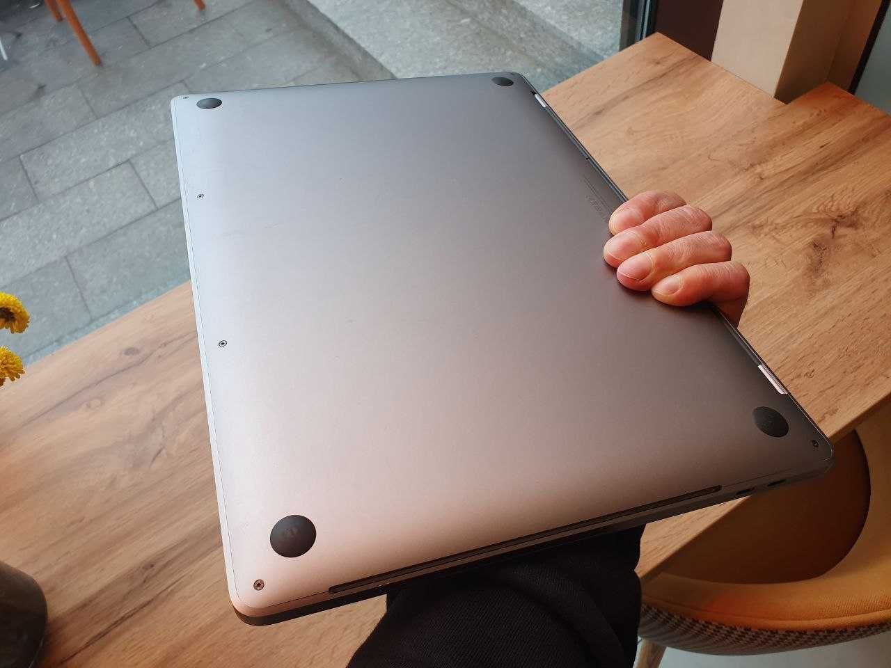 Продаю 16-дюймовий MacBook Pro (2018, США, Каліфорнія)