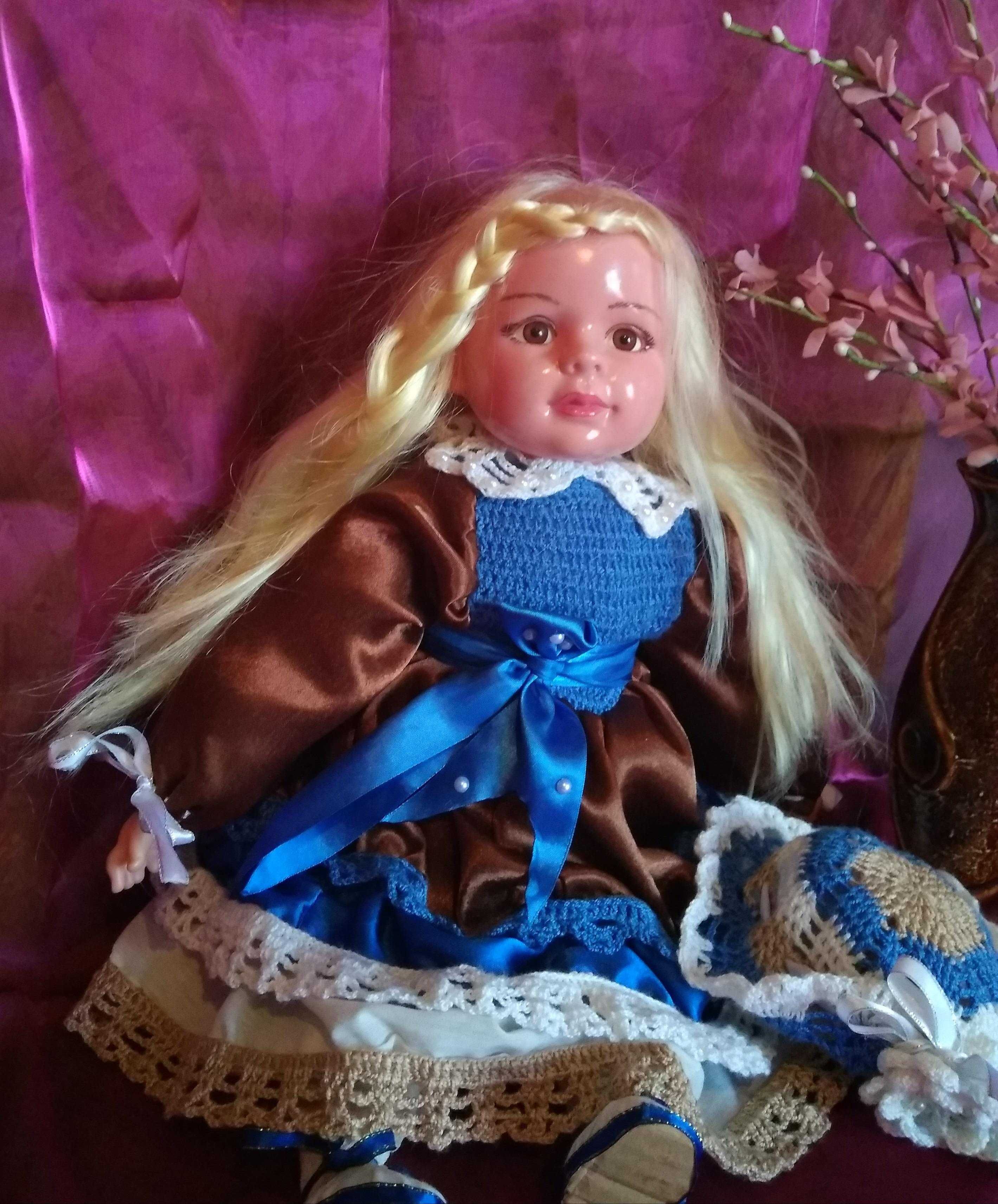 лялька  з білявим волоссям