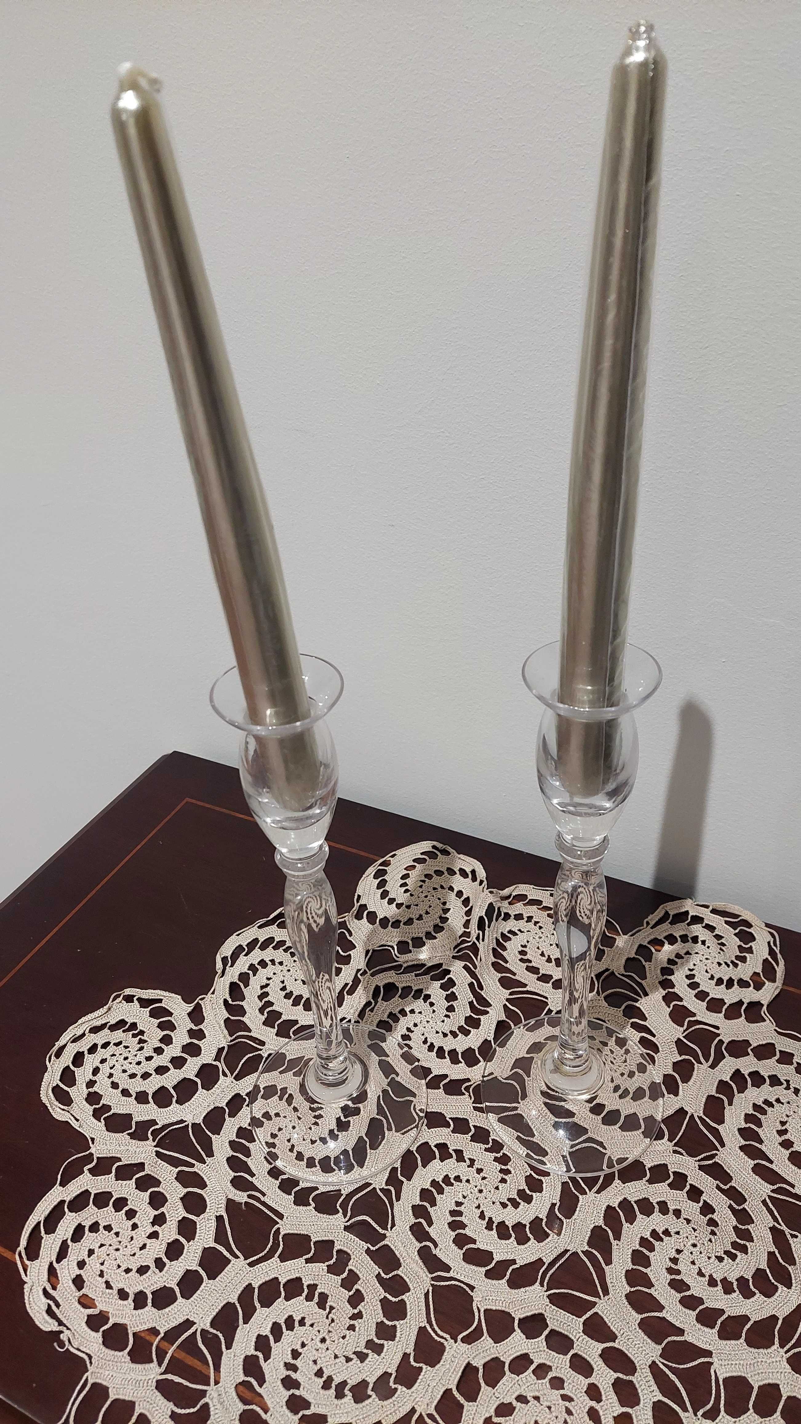 Par de castiçais com velas douradas