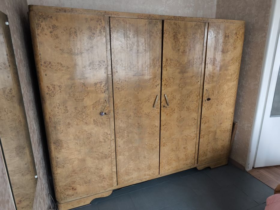 Stara szafa na ubrania