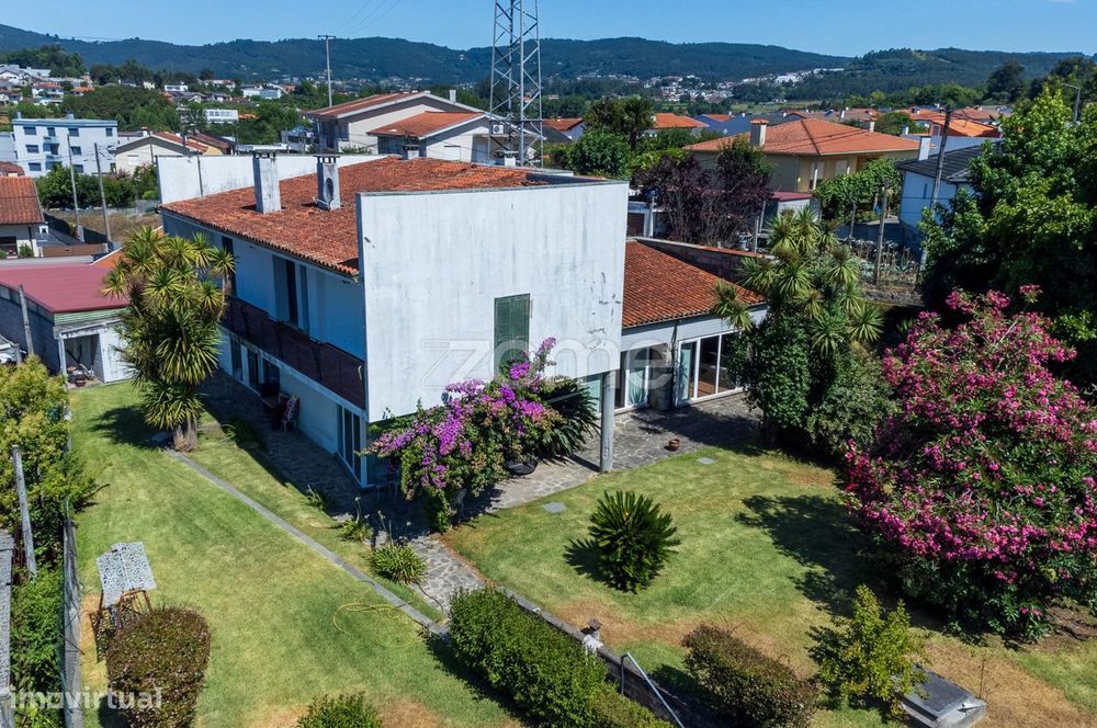 Moradia T4 no Centro da Vila das Taipas, Guimarães