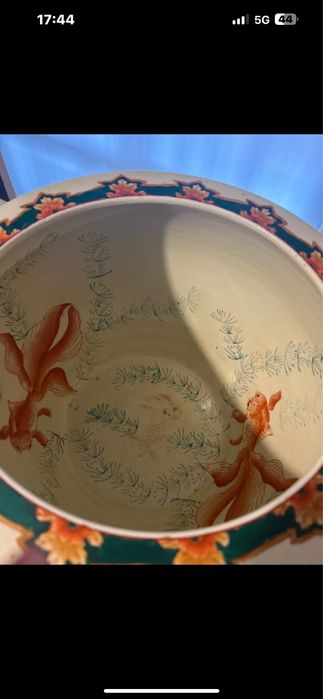 Caspon de porcelana com pianha de madeira