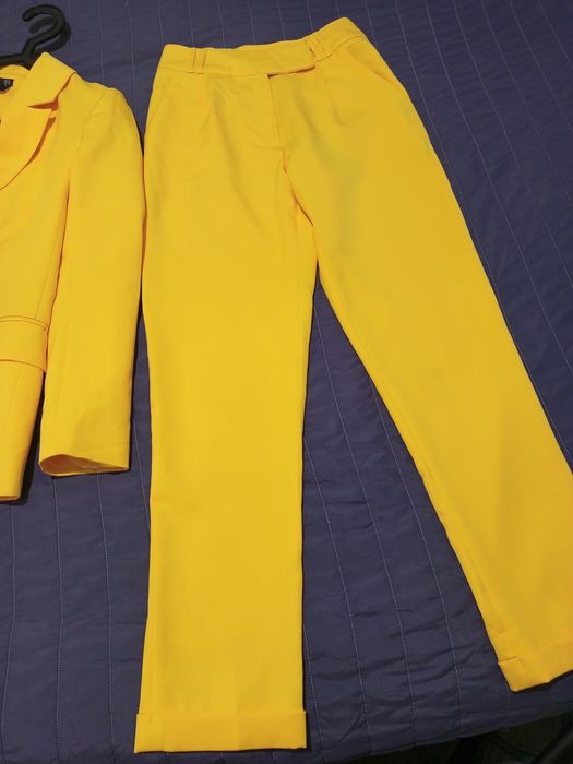 Стильный яркий брючный костюм