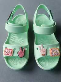 Crocs C11 plus przypinki