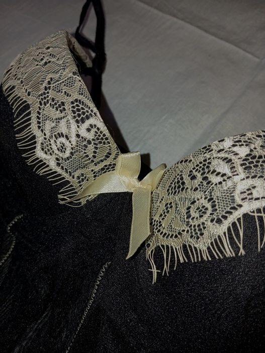 Чорний пеньюар з мереживними вставками