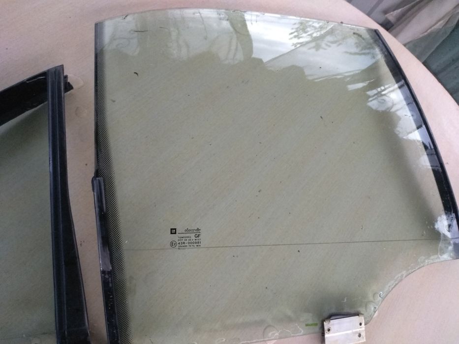 Стекло заднее правое Опель омега б