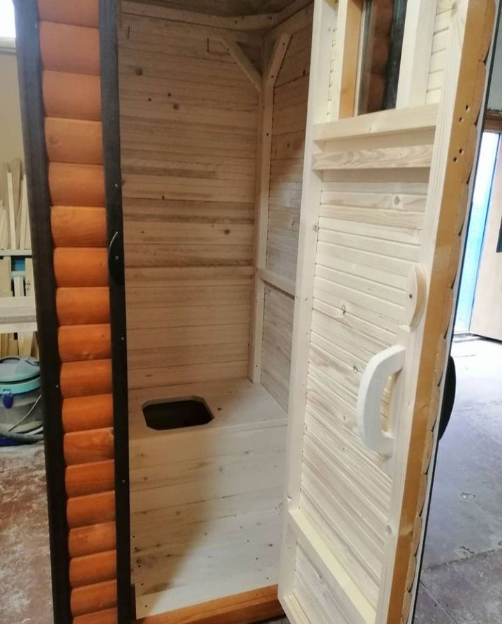Дачний дерев'яний туалет
