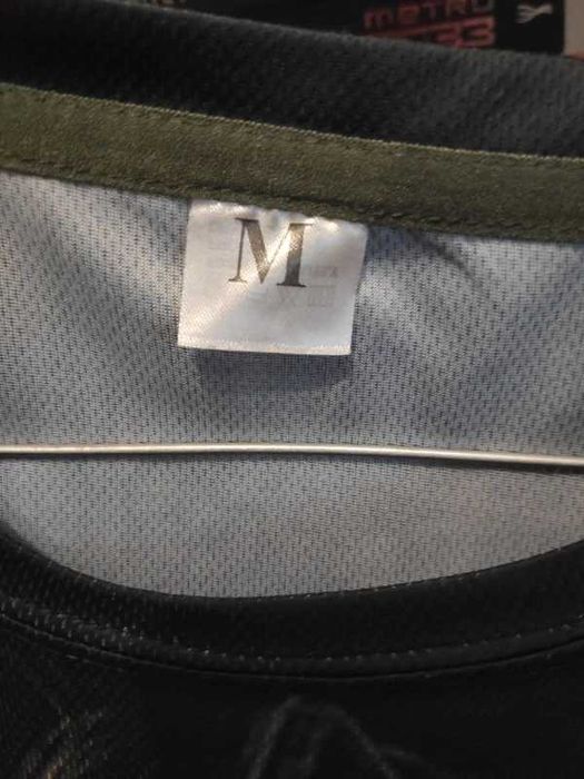 Koszuka z podobizną jokera. Rozm. M.