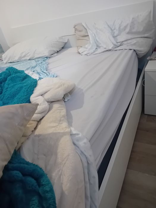 Cama, movel e mesas de cabeceira