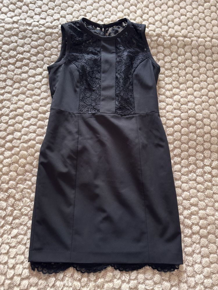 Vestido preto com detalhe em renda no decote e nas costas