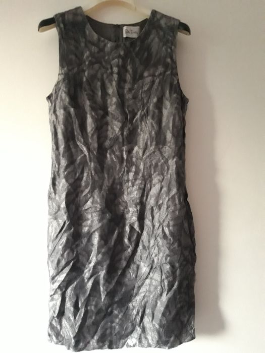 Betty Berkeley, szara sukienka