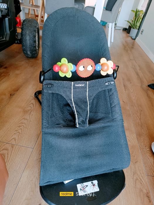 Leżaczek babybjorn + zabawka