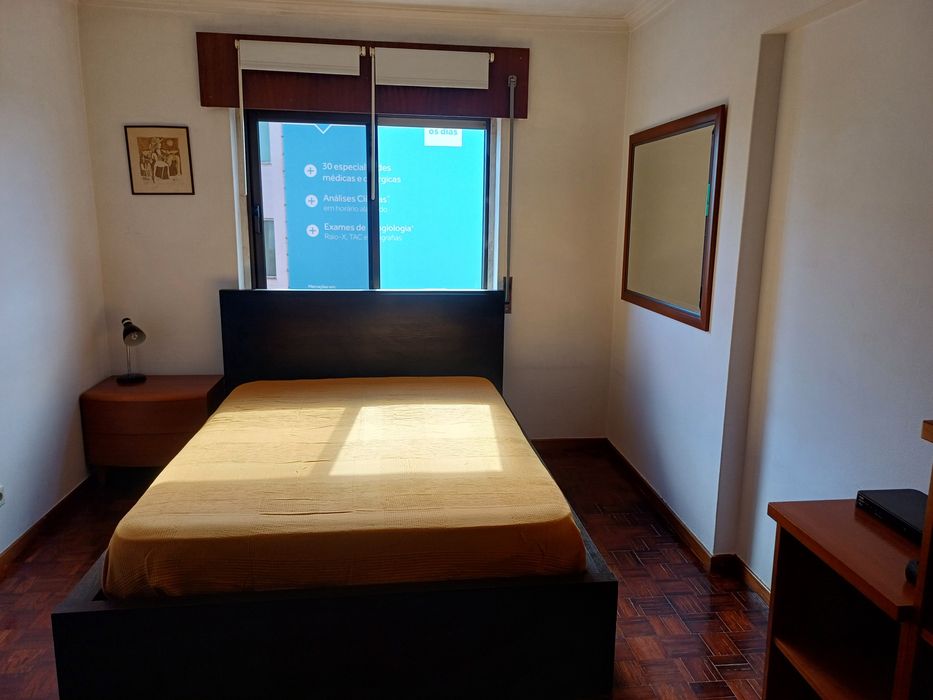 Quarto com cama de casal para 1 pessoa