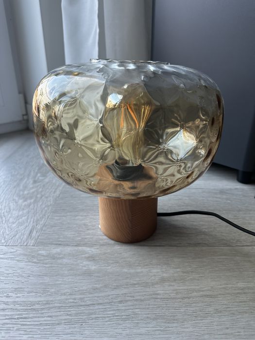Lampa Zara Home – drewniana podstawa, szklany klosz
