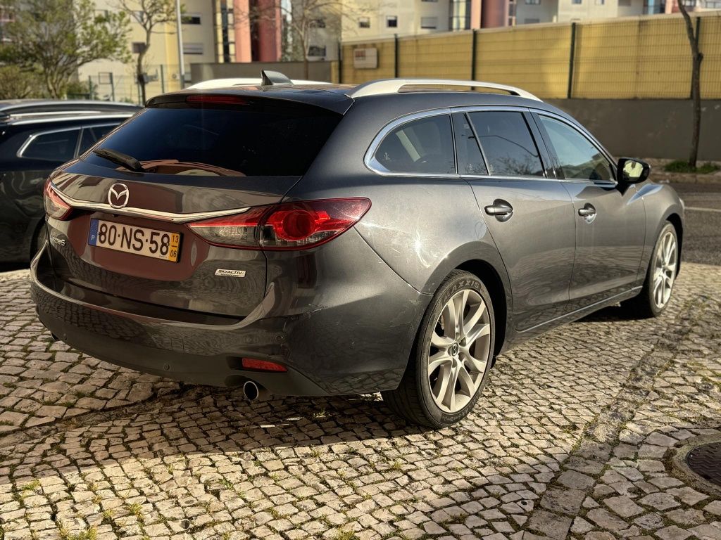 Mazda 6 2.2 diesel de 2013 em bom estado geral.