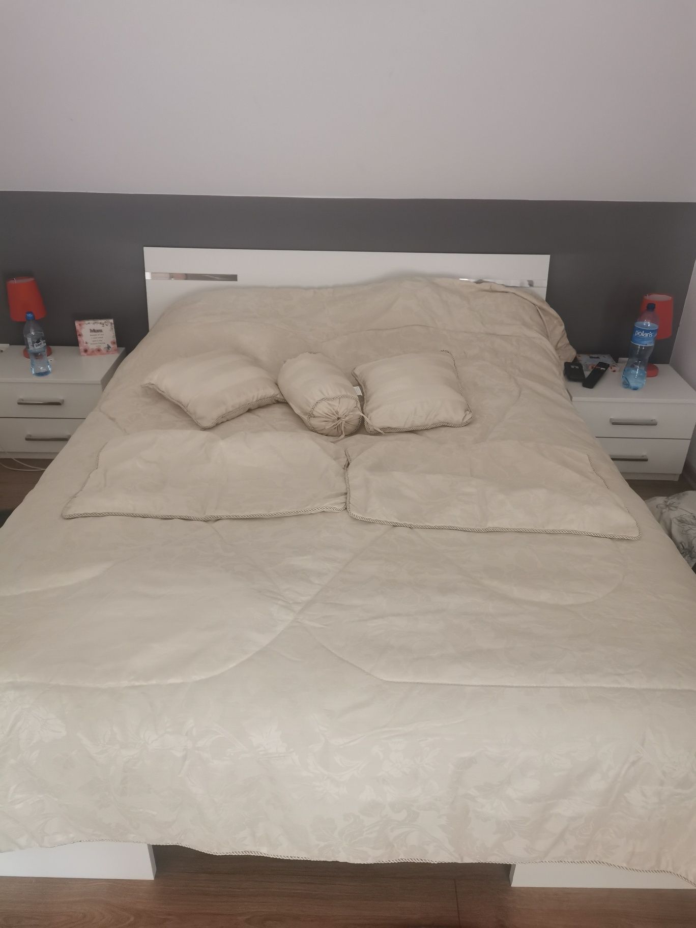 Narzuta na łóżko z poduszkami