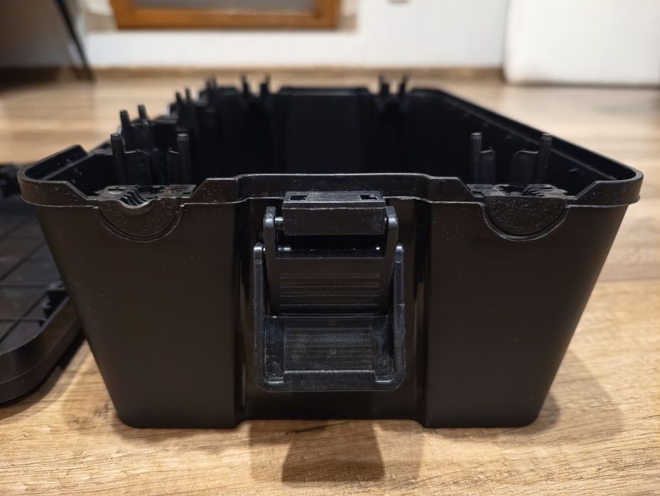 Skrzynka elektryczna na przedłużacz na zewnątrz.