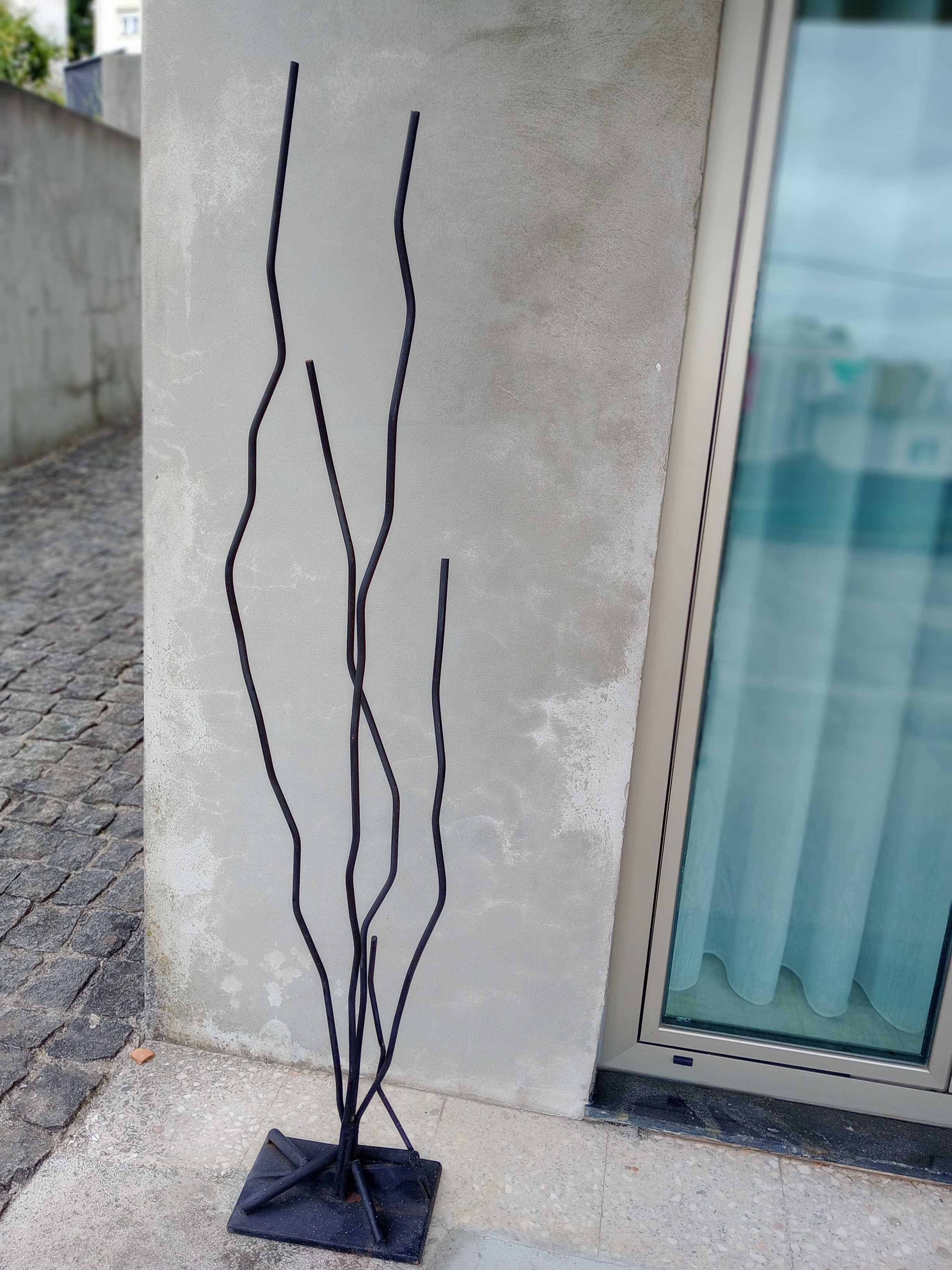 Escultura preta em ferro