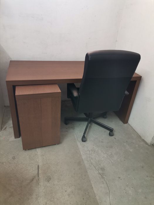 Mesa de escritório, cadeira e mesinha de apoio