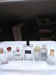Vários frascos de perfume vazios para coleccão