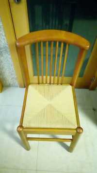 Cadeira de madeira nova, com assento em palha