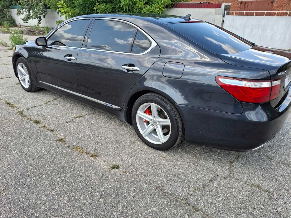 Продаю LEXUS LS600h