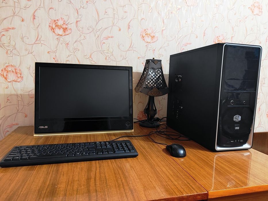 Компьютер з монітором