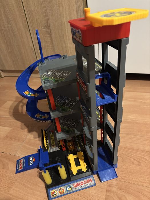 Garaż pietrowy z winda, zjezdzalnie zabawka