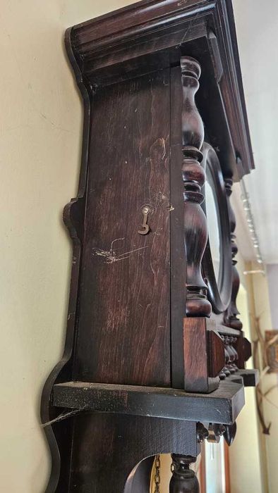 Zegar naścienny bijący okrągłe godziny