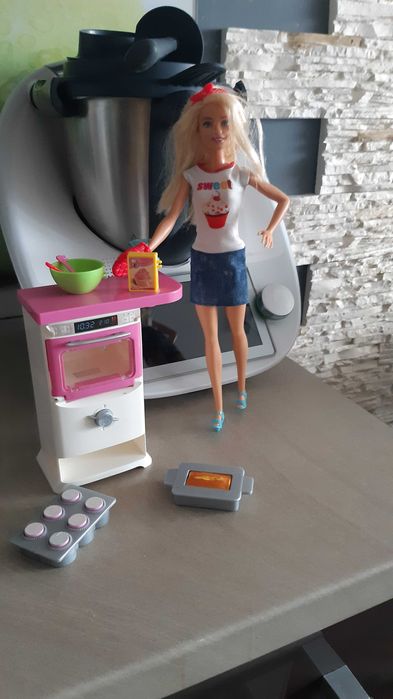 Lalka barbie z kuchenką