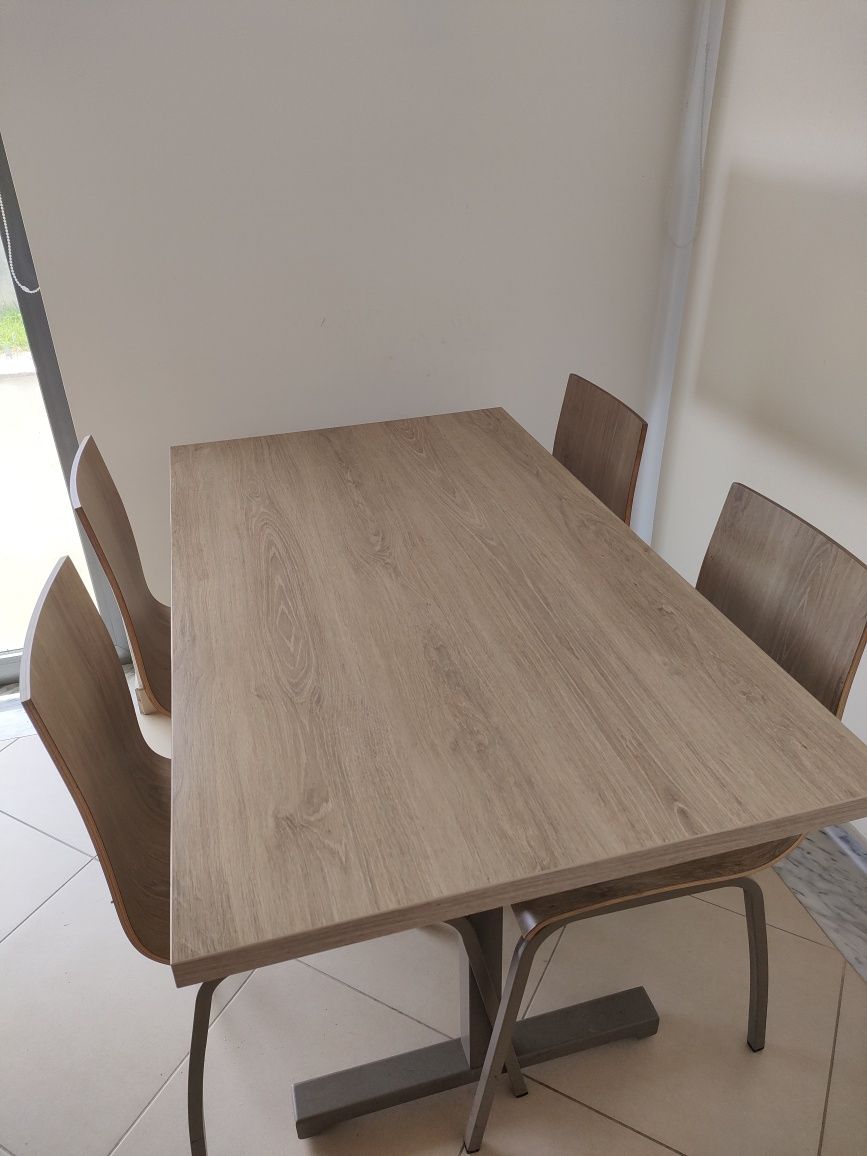 Mesa com 4 cadeiras