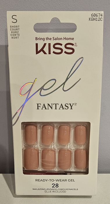 Żelowe paznokcie firmy Kiss.