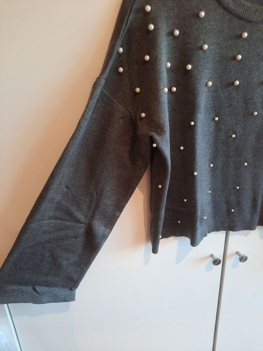 Camisola cinzenta com pérolas Tam.S da Stradivarius