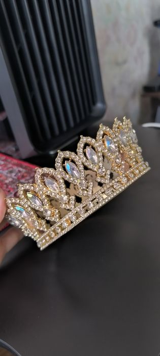 Корона на торт в камнях с переливом