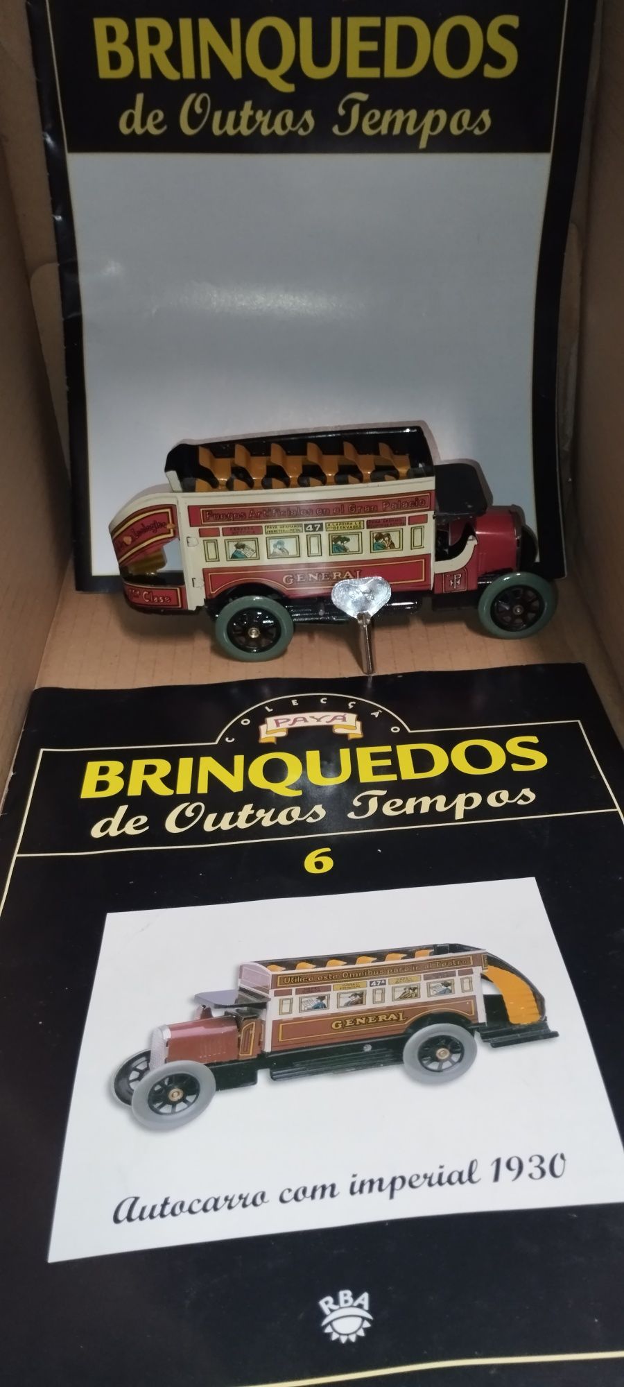 Carrinhos de lata a corda com chave