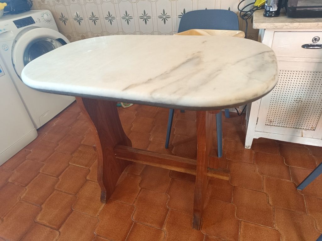 Mesa em madeira maciça e mármore