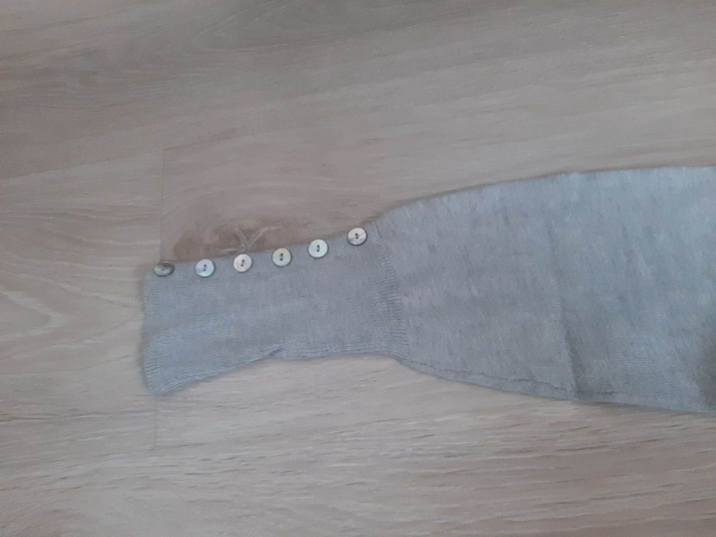 Sweter z guziczkami