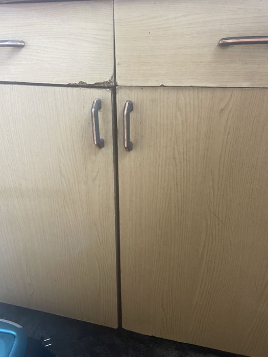 Продаються кухонний стіл та кухонна шафа