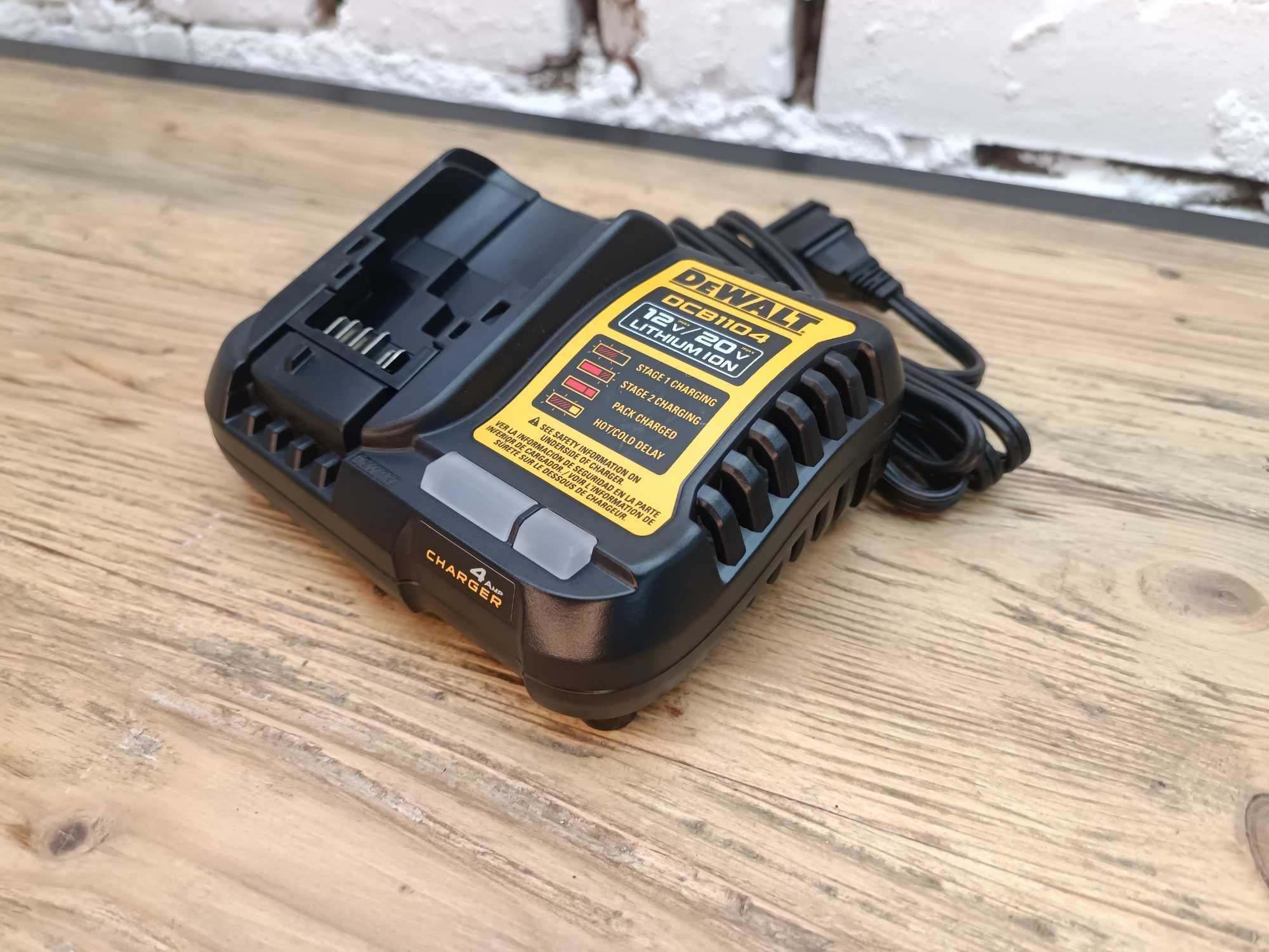 Зарядка DeWalt DCB1104 20V з США Оригінал 220V