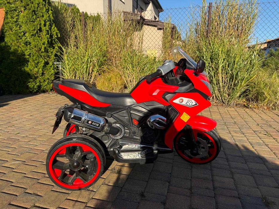 Sprzedam używany elektryczny motor na akumulator dla dzieci.