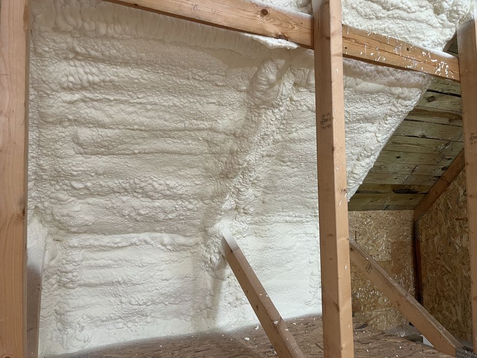 Ocieplenie poddasza,docieplenie,izolacja pianą pur,izolacja natryskowa