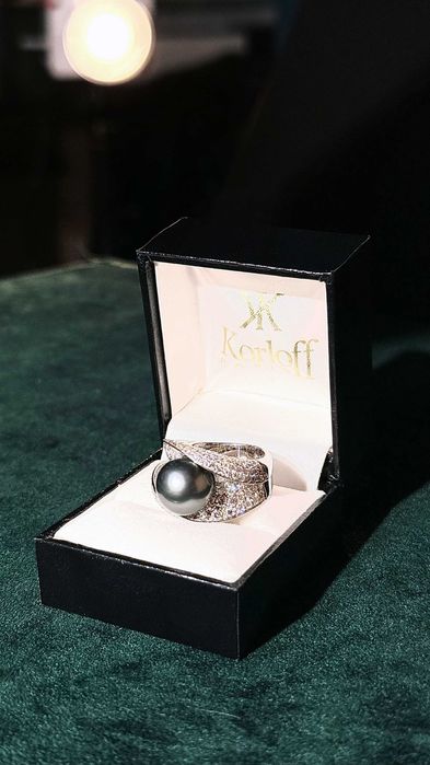 Кольцо из белого золота с бриллиантами и жемчугом