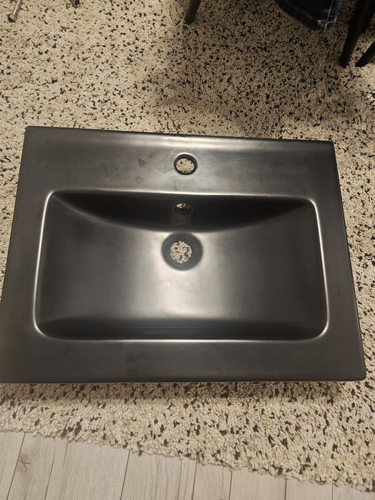 Czarna ceramiczna umywalka o wymiarach 61,5/46,5 cm