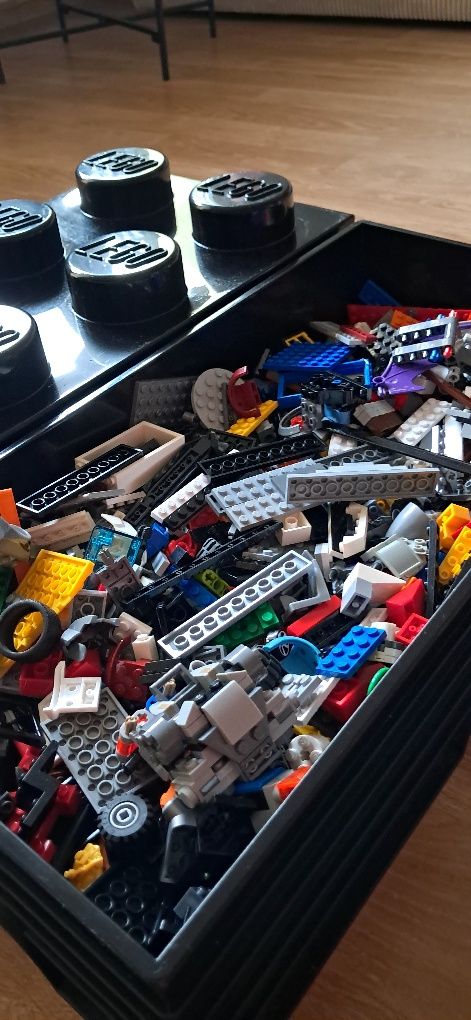 Klocki Lego w pudełku w kształcie klocka