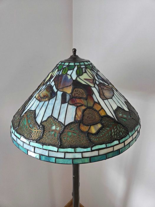 Lampa Tiffany stojaca - podlogowa – mosiezna noga, ręcznie zdobiona.