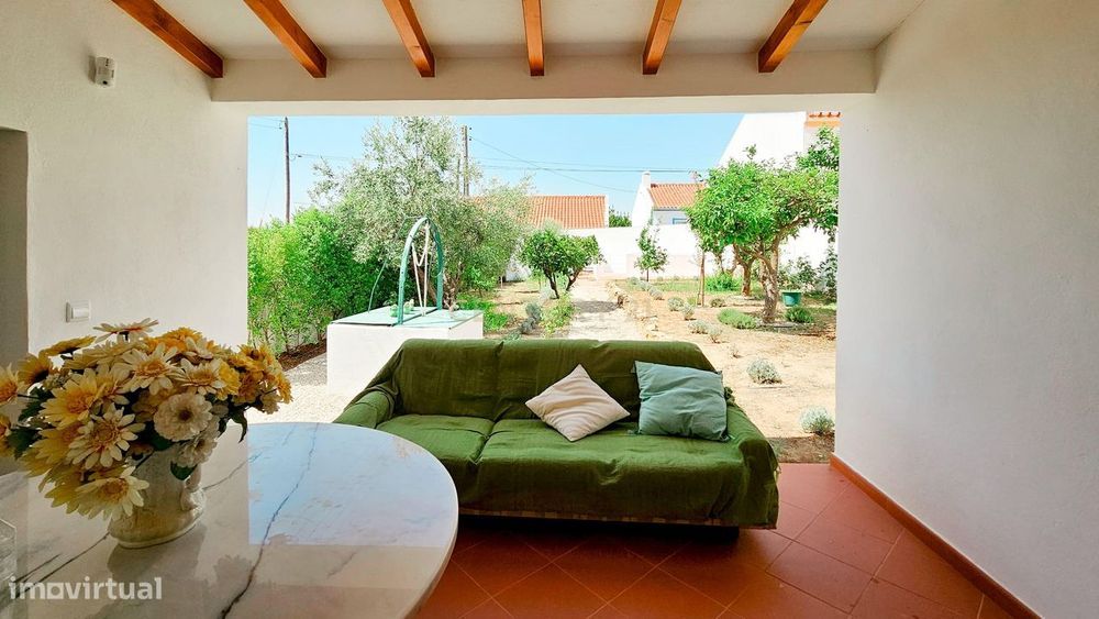 Moradia T2 rústica renovada com piscina, jardim e árvores de fruto